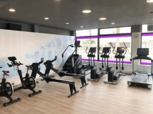 De bedrijfsnaam is Anytime Fitness Amsterdam-Zuidas
