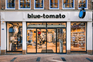 De bedrijfsnaam is blue tomato shop amsterdam