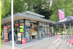 De bedrijfsnaam is boat tours amsterdam - stromma leidseplein