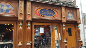 De bedrijfsnaam is dampkring coffeeshop amsterdam