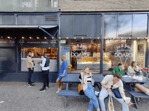De bedrijfsnaam is Doardi Ice & Fries