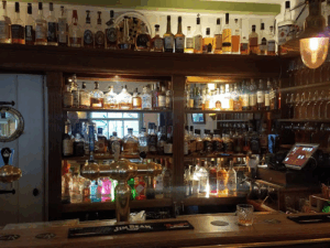 De bedrijfsnaam is H. Murray's Amsterdam