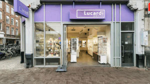 De bedrijfsnaam is lucardi juwelier amsterdam