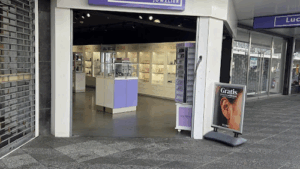 De bedrijfsnaam is Lucardi Juwelier Amsterdam Noord