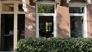 De bedrijfsnaam is mokum schilderwerken