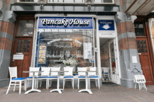 De bedrijfsnaam is Mondial Pancake House