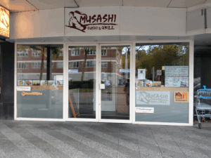 De bedrijfsnaam is Musashi Sushi