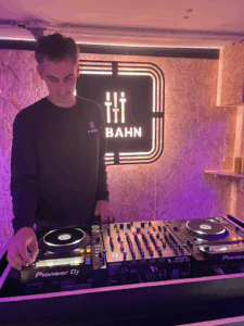 De bedrijfsnaam is S-Bahn studio