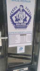 De bedrijfsnaam is schoenmakerij Majoor & sleutelservice