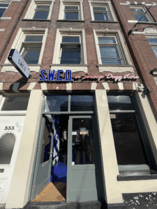 De bedrijfsnaam is tha dogg house a snoop dogg store