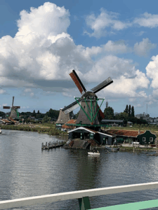 De bedrijfsnaam is Tour Company