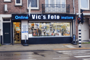 De bedrijfsnaam is Vic's foto expres